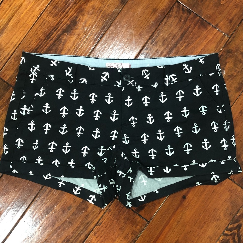 Cute black and white anchor shorts